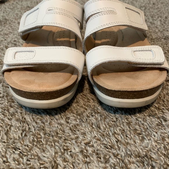 Clarks white slip on sandals size 8.5 adjustable strap comfort casual travel - Picture 3 of 8